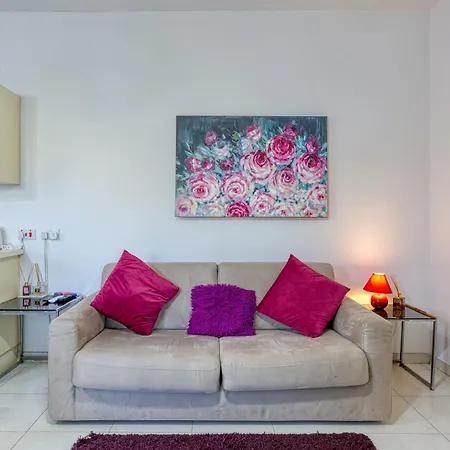 Lovely 1br With Private Balcony In Gzr059 شقة *