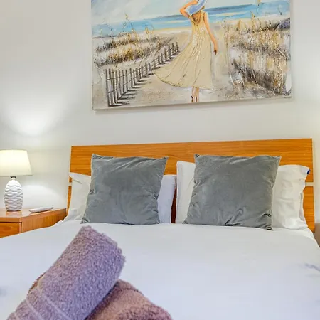 Lovely 1br With Private Balcony In Gzr059 *