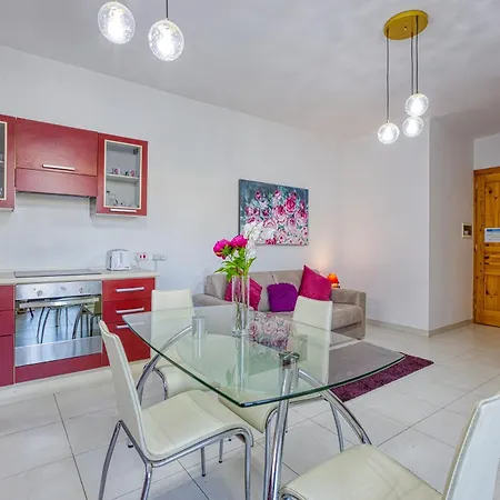 Lovely 1br With Private Balcony In Gzr059