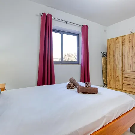 Lovely 1br With Private Balcony In Gzr059 شقة *