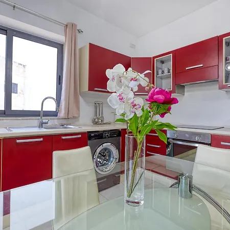Lovely 1br With Private Balcony In Gzr059 شقة